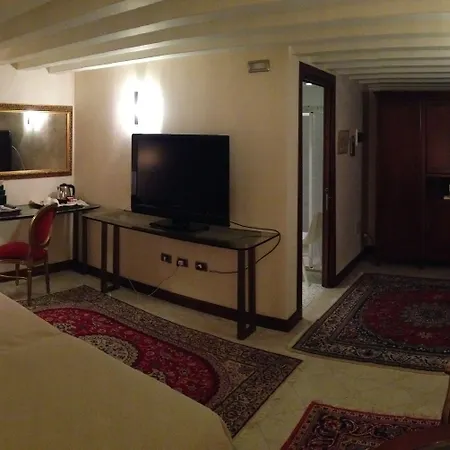 מלון Liassidi Palace 4*